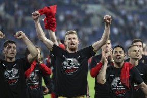 欧宝体育-法兰克福训练开放日，集结日刷新队史纪录引欢呼，意甲在即，赛程密集仍需轮换