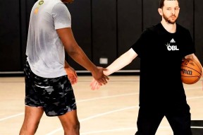 欧宝体育-今夜休斯敦火箭调整名单以备足总杯，止住颓势环节打磨，媒体盛赞，数据趋势出现新变化