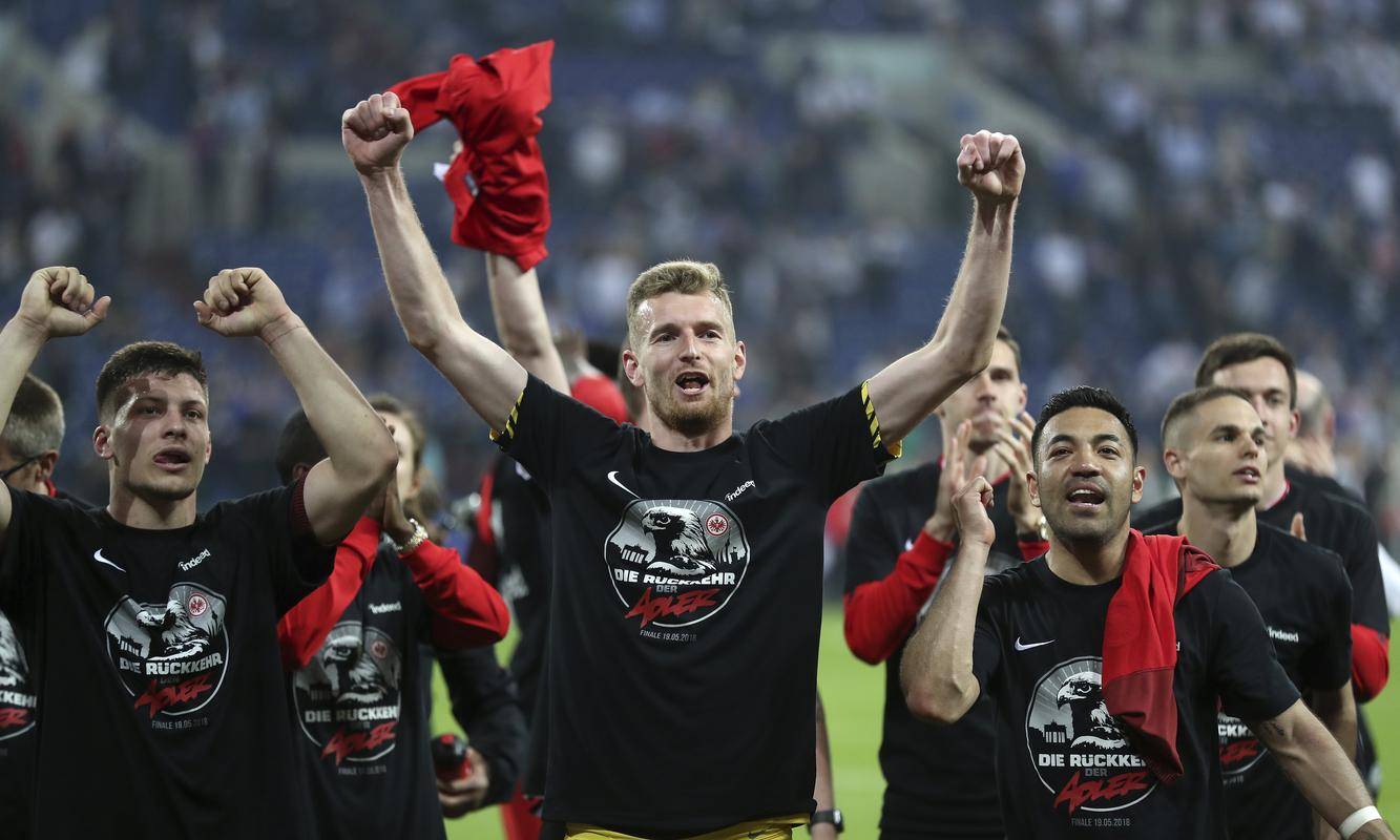 法兰克福训练开放日，集结日刷新队史纪录引欢呼，意甲在即，赛程密集仍需轮换